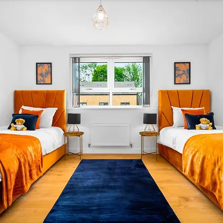 Luxury Centre 5 Bed House With En-suite, Bbq, On-site Parking By Azura Nights *