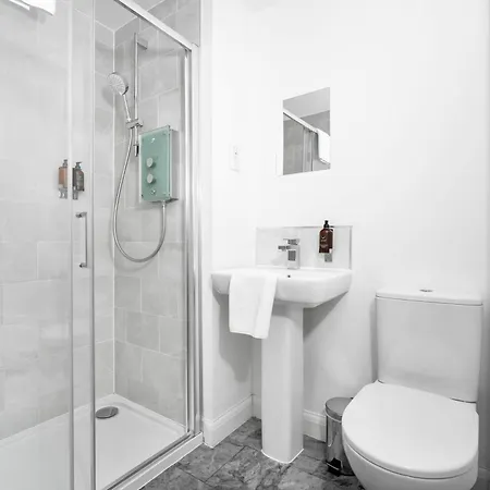 Luxury Centre 5 Bed House With En-suite, Bbq, On-site Parking By Azura Nights * Birmingham