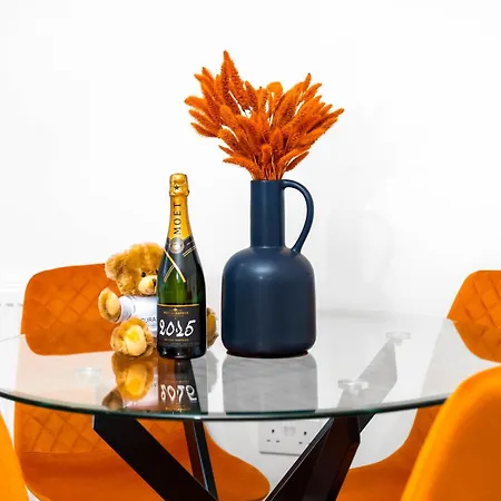 Apartment Luxury Centre 5 Bed House With En-suite, Bbq, On-site Parking By Azura Nights *