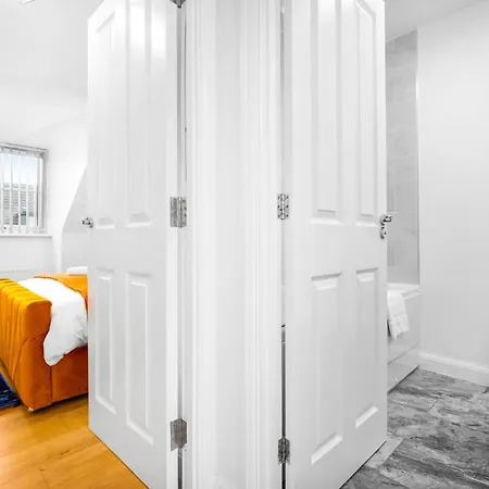 Luxury Centre 5 Bed House With En-suite, Bbq, On-site Parking By Azura Nights Apartment