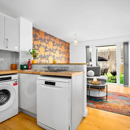 Apartment Luxury Centre 5 Bed House With En-suite, Bbq, On-site Parking By Azura Nights Birmingham