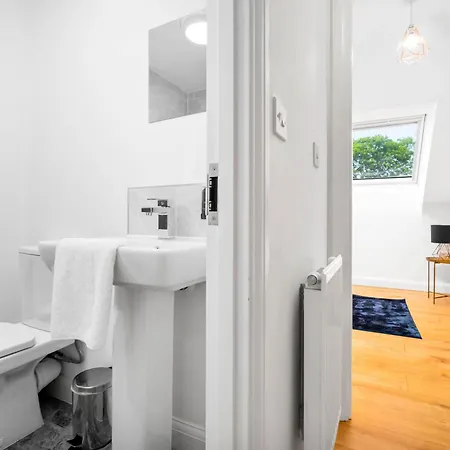 Luxury Centre 5 Bed House With En-suite, Bbq, On-site Parking By Azura Nights