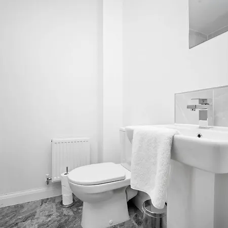 Apartment Luxury Centre 5 Bed House With En-suite, Bbq, On-site Parking By Azura Nights