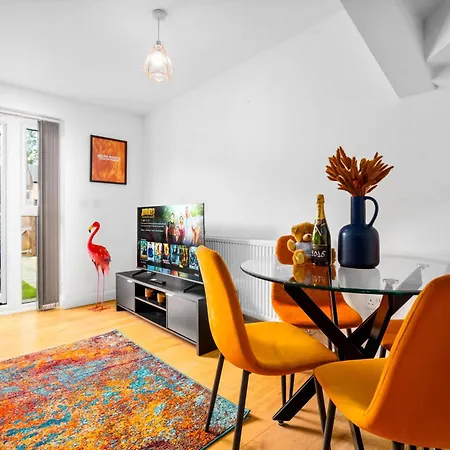 Luxury Centre 5 Bed House With En-suite, Bbq, On-site Parking By Azura Nights Apartment