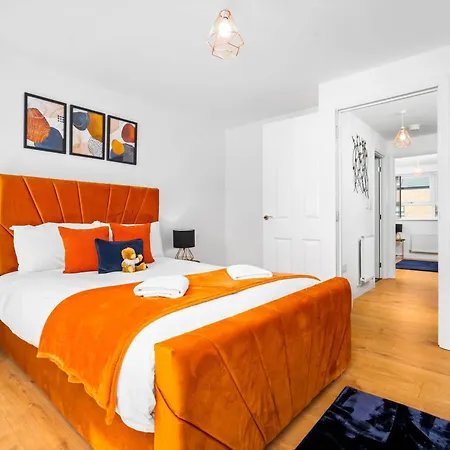 Luxury Centre 5 Bed House With En-suite, Bbq, On-site Parking By Azura Nights Apartment *