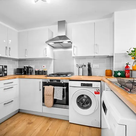 Apartment Luxury Centre 5 Bed House With En-suite, Bbq, On-site Parking By Azura Nights