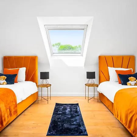 Luxury Centre 5 Bed House With En-suite, Bbq, On-site Parking By Azura Nights Apartment *